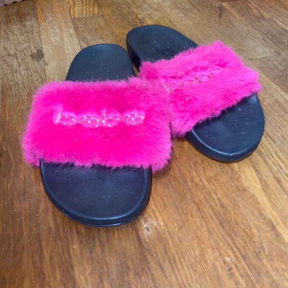 Bebe Fuzzy Hot Pink Slides - Picture 4 of 4